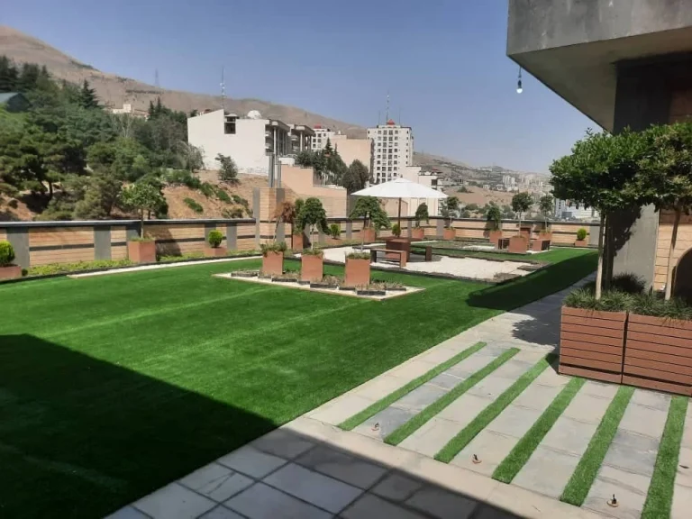 مراحل اجرای چمن مصنوعی بین موزاییک