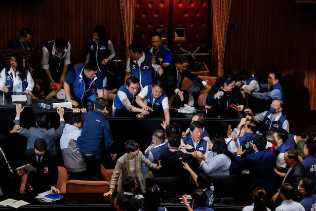 درگیری قانونگذاران تایوانی در پارلمان