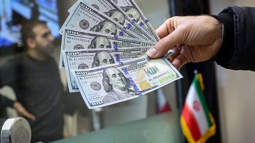 قیمت دلار و سایر ارزها امروز ۲۶ فروردین ۱۴۰۴/ دلار کانال مهم قیمتی را از دست داد
