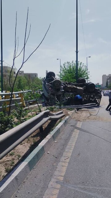برخورد کامیون کپسول اکسیژن با نرده های بزرگراه یک کشته برجای گذاشت